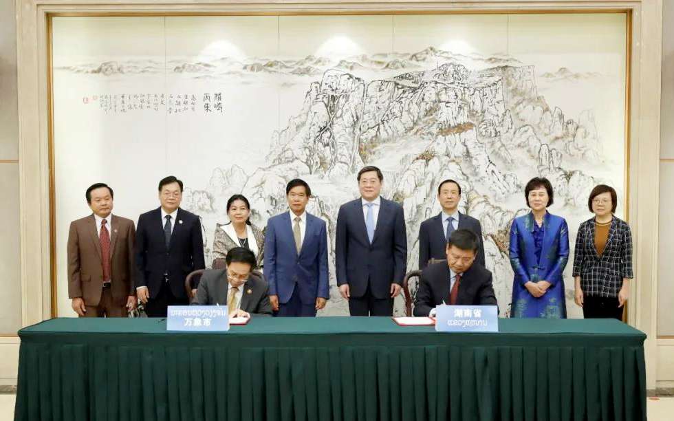 3377体育向老挝万象捐赠7台环卫装备，助力“一带一路”建设
