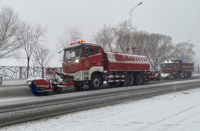 3377体育除冰雪装备全力投入破冰作业，助力北京道路交通安全